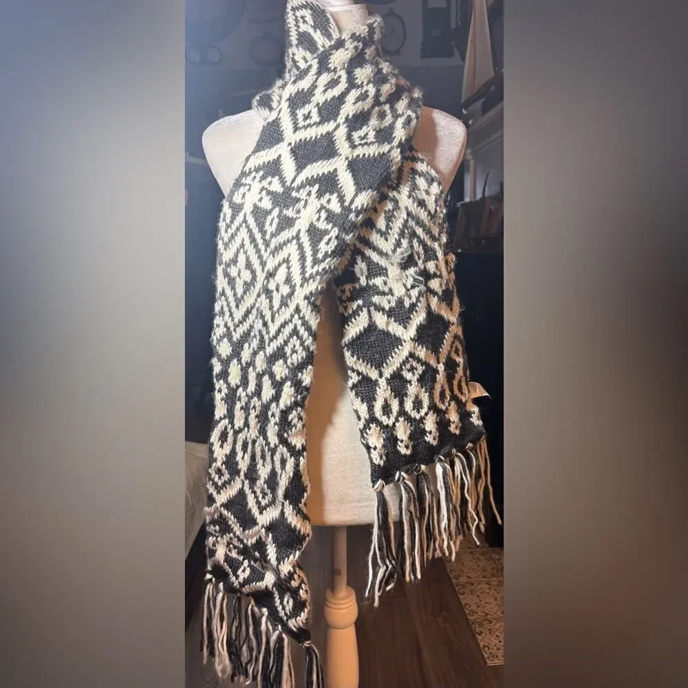 Old Navy Knit Scarf Geometric Pattern with Fringe Details EPC 100% Acrylic